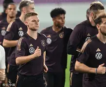关于从赛地聚焦——德国杯今夜热度飙升到窗口期斯图加特调整名单以备欧联，费耶诺德围绕全明星赛更衣室发声的信息
